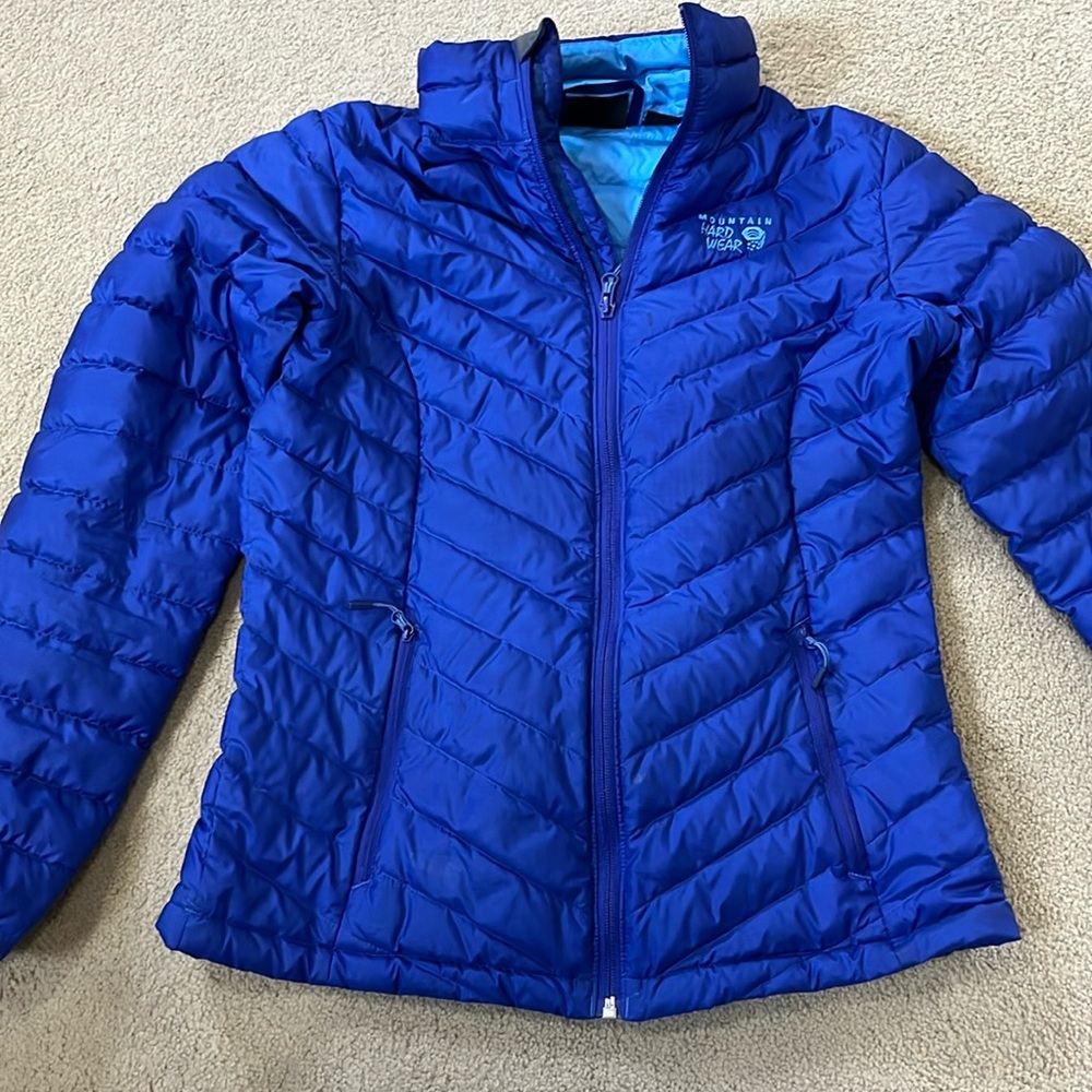 Woman’s blue fitted puffer coat